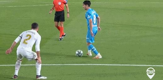 足球比赛中踢来踢去是否犯规？详解规则与常见误区